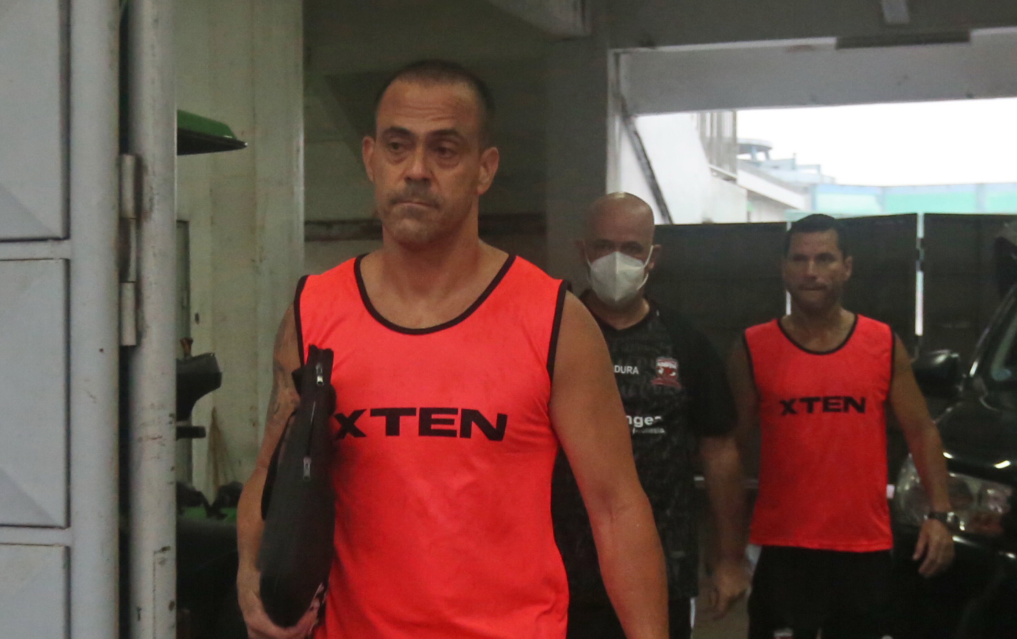 Pelatih anyar, Madura United, Fabio Lefundes meninggalkan Stadion Maguwoharjo Sleman kemarin (19/11), usai memimpin latihan jelang menghadapi Persebaya hari ini. (Ahmad Khusaini / Jawa Pos) FABIO Araujo Lefundes - Image