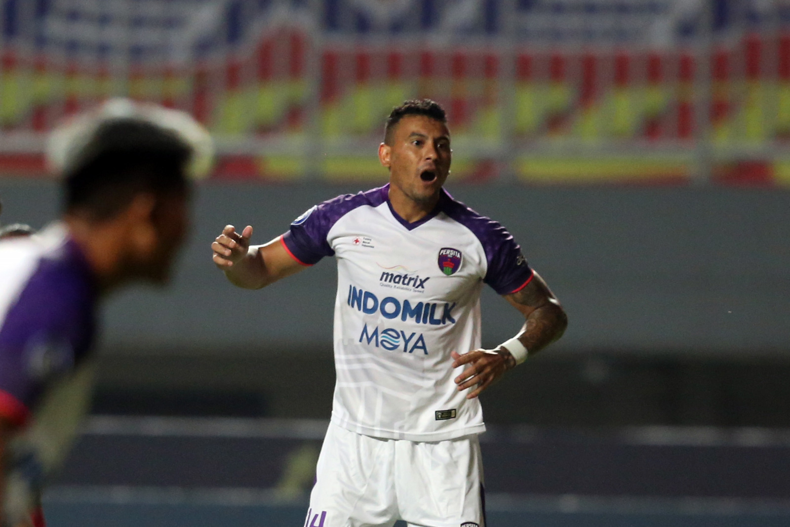 SALMAN TOYIBI/jawa pos ’’MENGHILANG’’: Striker asal Brasil Alex dos Santos Goncalves belum kembali bergabung dengan skuad Persita Tangerang. - Image