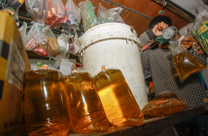 Pedagang minyak goreng curah di Pasar Wonokromo. Dipta Wahyu/JawaPos - Image