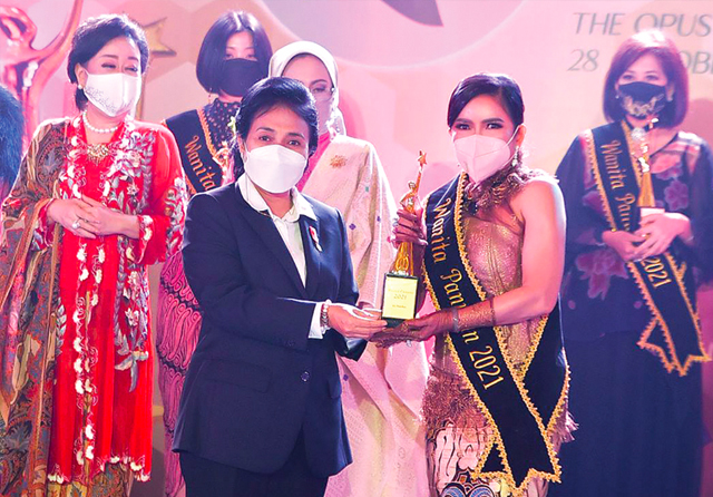 INSPIRATIF: Uci Flowdea saat menerima penghargaan dari Menteri Pemberdayaan Perempuan dan Perlindungan Anak I Gusti Ayu Bintang Darmawati. (Uci Flowdea for Jawa Pos) - Image