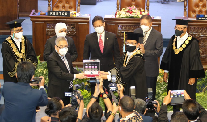 KOMITMEN: Serah terima bibit Vaksin Merah Putih secara simbolis dari Rektor Unair Prof Dr Mohammad Nasih kepada Direktur PT Biotis Pharmaceuticals Indonesia F.X. Sudirman kemarin (9/11). Prosesi itu disaksikan langsung oleh Menteri Kesehatan Ir Budi Gunad - Image