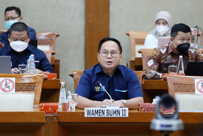 Wamen BUMN II Kartika Wirjoatmodjo sebelum dimulainya rapat kerja (raker) dengan Komisi VI DPR di Kompleks Parlemen, Senayan, Jakarta, Selasa (9/11/2021). Raker tersebut membahas mengenai restrukturisasi PT Garuda Indonesia (Persero) Tbk. Foto: Dery Ridw - Image