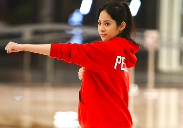 Gerakan side shuffle dan cross punch. (Riana Setiawan/Jawa Pos) - Image