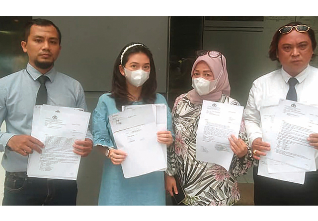 MERUGI: Dari kiri, Abdul Rauf Alfansuri, Indira Sekar Ramadani, Erna Pudji Idawati, dan Dodik Firmansyah setelah menjalani pemeriksaan di Mapolda Jatim. (Eddi Sudrajat/Jawa Pos) - Image