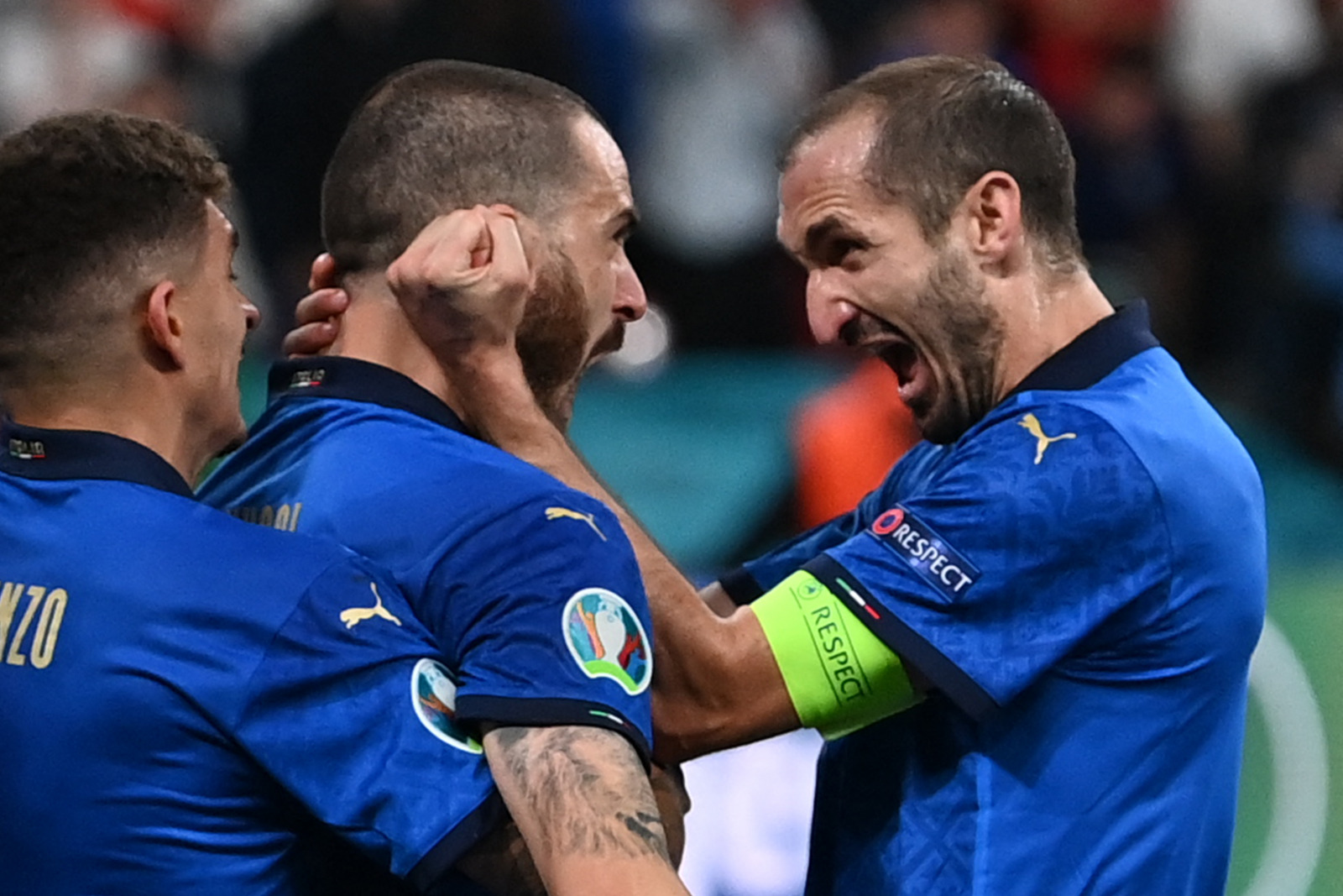 SIAP MENGHADANG: Leonardo Bonucci (tengah) dan Giorgio Chiellini (kanan) sudah tahu cara menghentikan Ronaldo. PAUL ELLIS/AFP PHOTO - Image