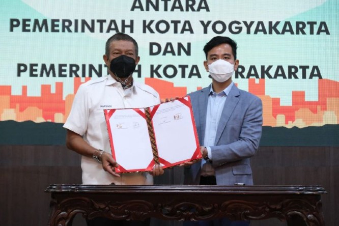 Wali Kota Jogjakarta Haryadi Suyuti (kiri) dan Wali Kota Surakarta Gibran Rakabuming Raka. Pemkot Surakarta/Antara - Image