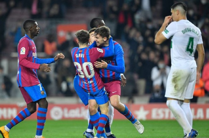 Pemain Barcelona merayakan gol kemenangan Nico Gonzalez (kedua kanan) dalam pertandingan Liga Spanyol lawan Elche. Pau Barrena/AFP/Antara - Image