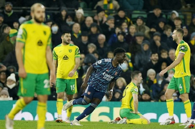 Penyerang sayap Arsenal Bukayo Saka (tengah) melakukan selebrasi seusai mencetak gol keduanya ke gawang Norwich City dalam laga Boxing Day Liga Inggris di Stadion Carrow Road, Norwich, Inggris, Minggu (26/12). John Sibley/Action Images/Reuters/Antara - Image