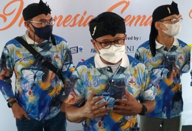 Ketua Ikatan Alumni ITB Gembong Primadjaja (tengah). Ajat Sudrajat/Antara - Image