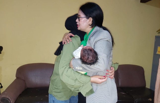 Yuni, 15, memeluk Rosa sebelum kembali ke kampungnya. Griya Welas Asih for JawaPos - Image