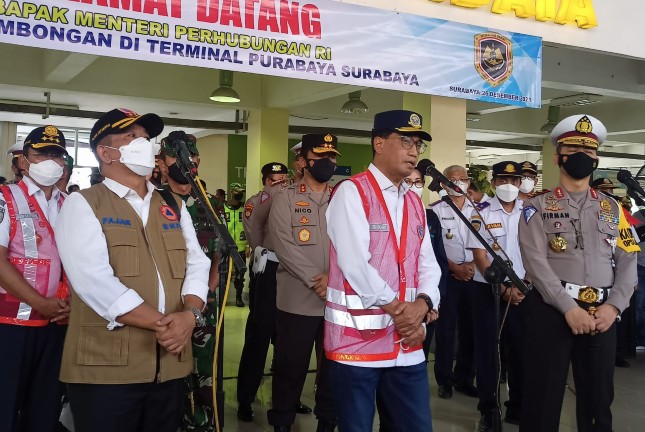 Menhub Budi Karya Sumadi di Terminal Bungurasih. Rafika Yahya/JawaPos.com - Image