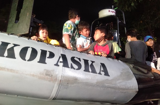 Pengunjung anak-anak bermain pada acara Navy Day di Jalan Tunjungan. Rafika Yahya/JawaPos.com - Image