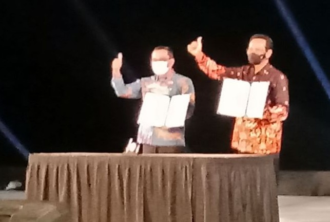 Gubernur DI Jogjakarta Sri Sultan HB X (kanan) dan Gubernur Jawa Barat Ridwan Kamil melakukan penandatanganan kesepakatan sinergi Jogjakarta-Jawa Barat dalam berbagai bidang. Victorianus Sat Pranyoto/Antara - Image