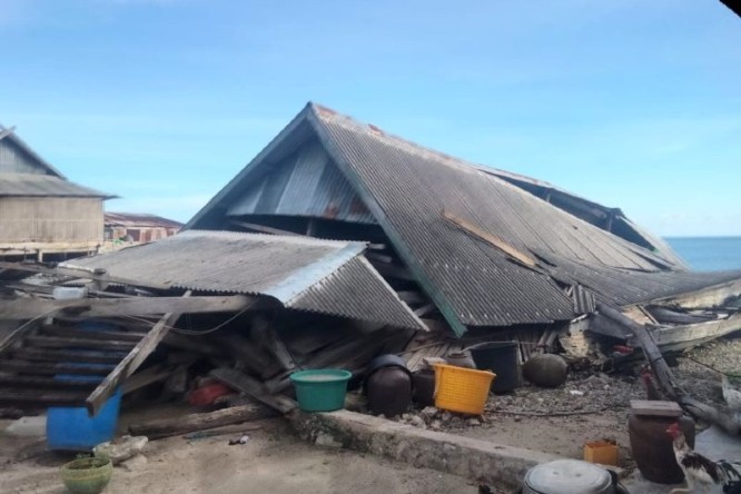 Kondisi rumah yang ambruk di Kabupaten Selayar, Sulawesi Selatan, Rabu (15/12), usai terdampak gempa di NTT. Antara - Image