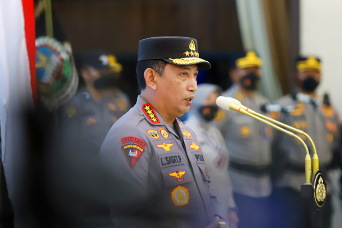 Kapolri Jenderal Listyo Sigit Prabowo melantik 44 mantan pegawai Komisi Pemberantasan Korupsi (KPK) menjadi ASN Polri, di Gedung Rupatama, Mabes Polri, Jakarta Selatan, Kamis (9/12/2021). Sebanyak 44 mantan pegawai KPK akan mengikuti pelantikan menjadi Ap - Image