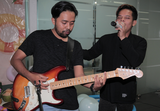 Iyonk (gitar) dan Kensen dari Kasyara Band. (Muhammad Ali/Jawa Pos) - Image