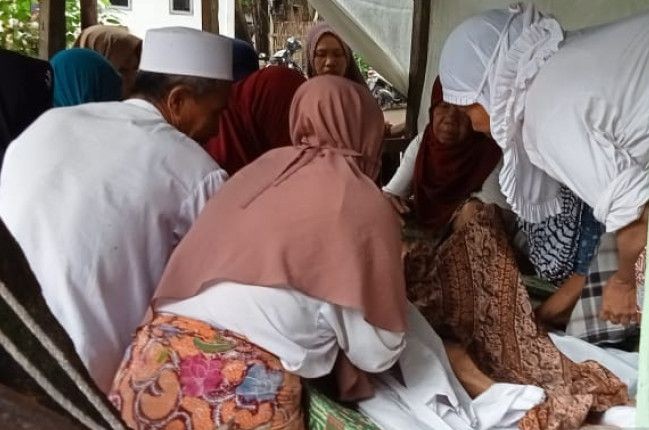 Sejumlah warga mengurus jenazah korban banjir bandang disertai longsor di Dusun Batulayar Utara, Desa Batulayar, Lombok Barat, NTB, Senin (6/12). Awaludin/Antara - Image
