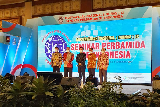 HADAPI TANTANGAN: Seminar digitalisasi BPR/BPRS dan Musyawarah Nasional PERBAMIDA yang dihadiri oleh dari kiri Imam Subarkah Deputi Kepala Perwakilan BI Jawa Timur 2, Muhammad Sigit, SE., M.Si. Ketua Umum Perbamida, Dr. H. Ir. Emil Elestianto Dardak, B.Bu - Image