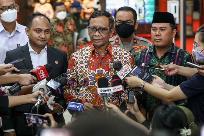 Menkopolhukam Mahfud MD memberikan keterangan pers usai melakukan pertemuan dengan Ketua DPD di gedung Nusantara III Senayan, Jakarta, Kamis (2/12/21). Pertemuan tertutup itu membahas aset kasus Bantuan Likuiditas Bank Indonesia (BLBI) yang masih disimpan - Image