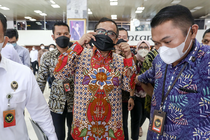 Menkopolhukam Mahfud MD usai memberikan keterangan pers udai melakukan pertemuan dengan Ketua DPD di gedung Nusantara III Senayan, Jakarta, Kamis (2/12/21). Pertemuan tertutup itu membahas aset kasus Bantuan Likuiditas Bank Indonesia (BLBI) yang masih dis - Image