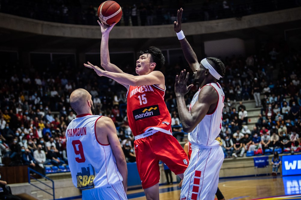 ADA SINERGI: Pemain timnas Vincent Rivaldi Kosasih (tengah) dihadang dua pemain Lebanon. FIBA - Image