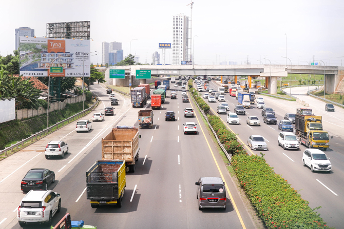 Sejumlah kendaran melintas di ruas tol Jakarta-Merak, di Tangerang, Banten, Sabtu (18/12).Pemerintah menerapkan sejumlah syarat perjalanan darat bagi penumpang atau pengguna moda transportasi darat selama libur Natal 2021 dan Tahun Baru 2022 (Nataru). Sya - Image