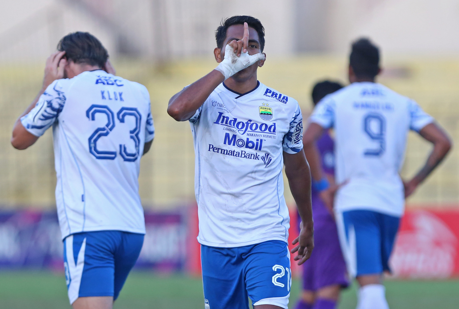 AHMAD KHUSAINI/JAWA POS PENCETAK GOL: Frets Butuan mencetak gol ke gawang Persik Kediri di Stadion Sultan Agung, Bantul, kemarin. - Image
