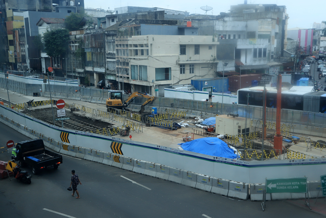 Suasana lokasi ditemukannya rel trem di area proyek pembangunan MRT Jakarta fase 2A Glodok-Kota, Jakarta, Selasa (29/12/2021). Tim Ahli Cagar Budaya Nasional (TACBN) Junus Satrio Atmodjo menjelaskan dalam menangani temuan rel dan bantalan tersebut akan di - Image
