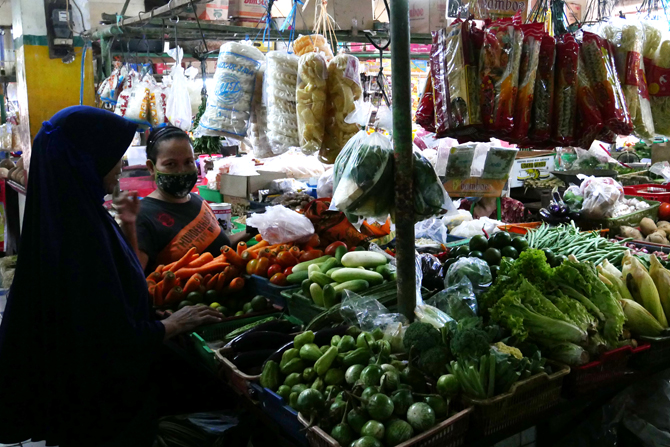 Suasana pasar sembako di Kebayoran Lama, Jakarta, Minggu (19/12/2021). Harga sembako diprediksi mengalami kenaikan menjelang Natal dan Tahun Baru (Nataru). Mulai dari cabai rawit merah, minyak sayur, bawang merah, telur, seluruhnya mengalami diprediksi ak - Image