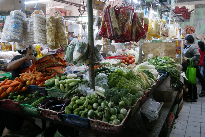 Suasana pasar sembako di Kebayoran Lama, Jakarta, Minggu (19/12/2021). Harga sembako diprediksi mengalami kenaikan menjelang Natal dan Tahun Baru (Nataru). Mulai dari cabai rawit merah, minyak sayur, bawang merah, telur, seluruhnya mengalami diprediksi ak - Image