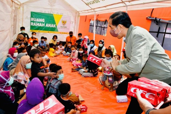 Presiden Joko Widodo kunjungi posko pengungsian korban erupsi Gunung Semeru, di lapangan Desa Sumberwuluh, Kecamatan Candipuro, Kabupaten Lumajang, Selasa (7/12). Biro Pers Sekretariat Presiden/Antara - Image