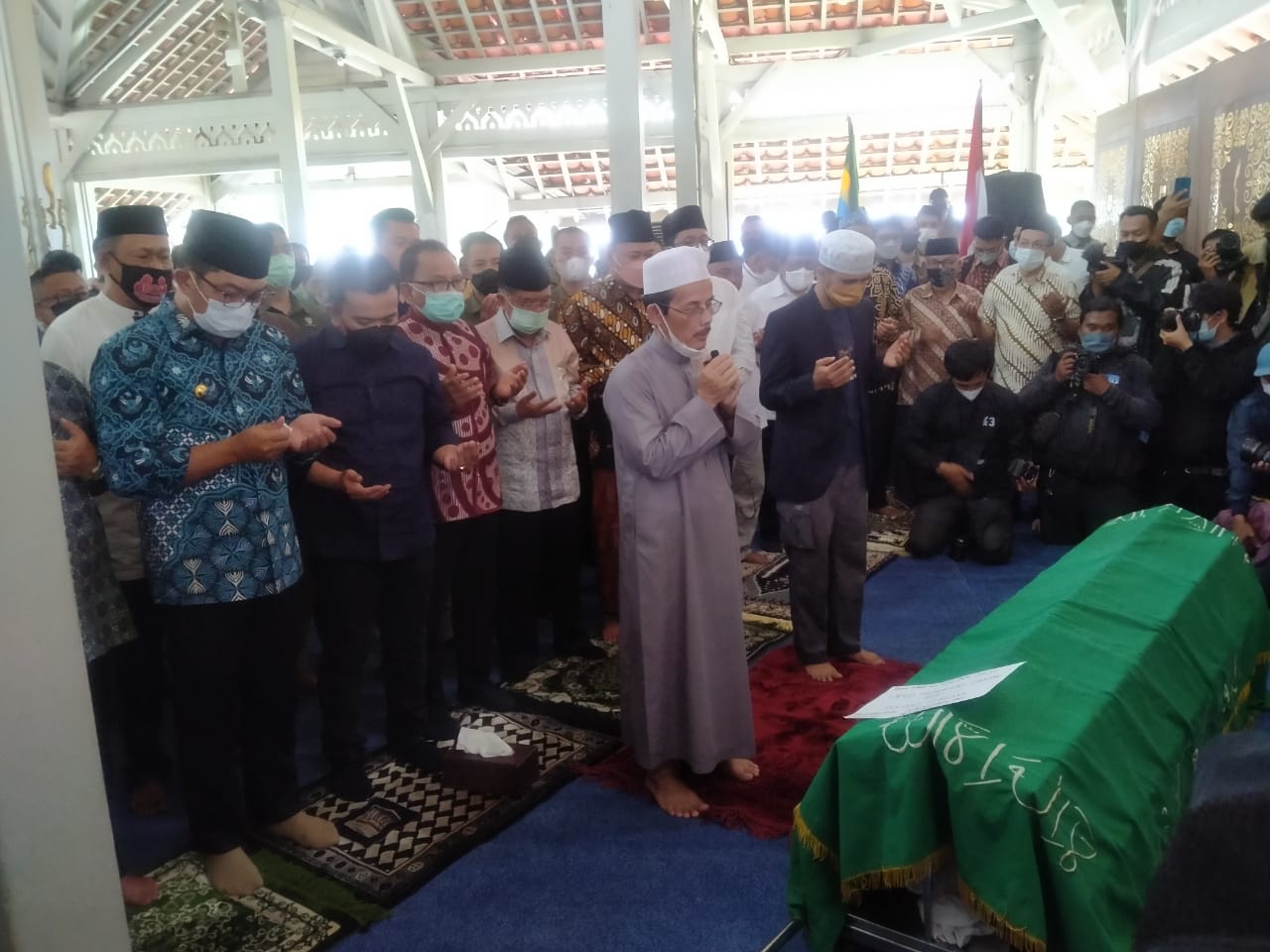 Jenazah Walikota Bandung langsung disolatkan di Pendopo Kota Bandung dan dihadiri sejumlah kepala daerah, termasuk Gubernur Jawa Barat Ridwan Kamil. (Dok Jabar Ekspres/JPG) - Image