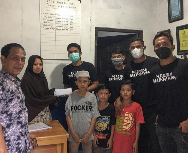 INSTAGRAM PERSIBA BALIKPAPAN NONTEKNIS: Tim Persiba Balikpapan menyantuni anak-anak Panti Asuhan Al-Fuqoro Wal Masakin sebelum berlaga di babak delapan besar Liga 2 2021. - Image