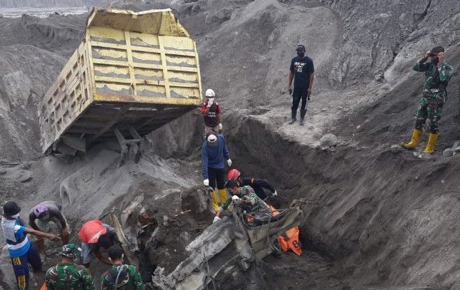 Lokasi penemuan dua jenazah korban awan panas guguran Gunung Semeru di areal pertambangan pasir di Kebondeli Utara, Desa Sumberwuluh, Kecamatan Candipuro, Kabupaten Lumajang, Kamis (30/12). BPBD Lumajang/Antara - Image