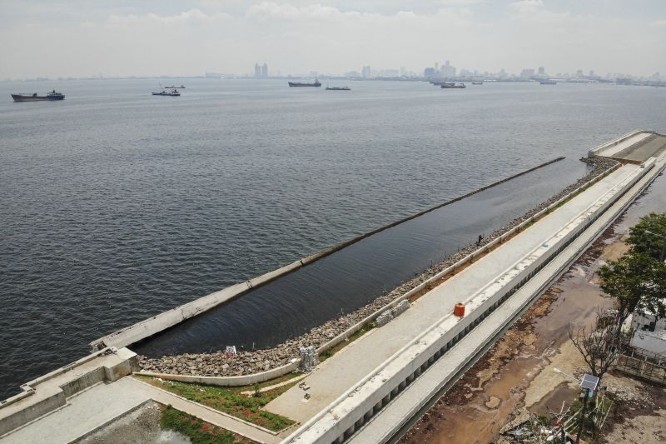 Kawasan tanggul laut di Muara Baru, Jakarta, Sabtu (18/12). Dhemas Reviyanto/Antara - Image