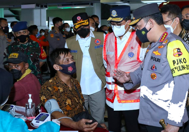 Kapolri Listyo Sigit Prabowo (kanan) bersama Menhub Budi Karya Sumadi (rompi oranye) dan Kepala BNPB Letjen TNI Suharyanto (rompi cokelat) di Bandara Soekarno Hatta. (Mabes Polri untuk JawaPos.com) - Image