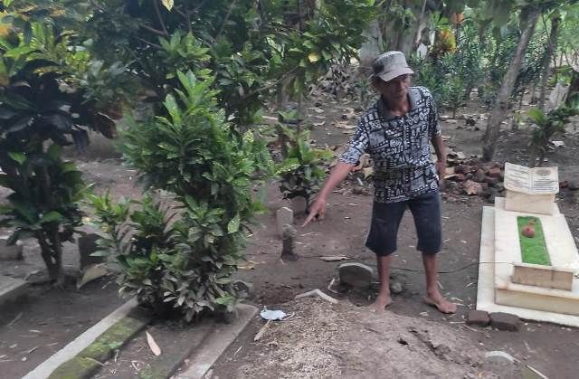 Sugito, juru kunci Makam Dusun Sugihan, Desa Japan, Kecamatan Sooko, menunjukkan lokasi korban ditemukan tergeletak, kemarin. (Martda Vadetya/jawaposradarmojokerto.id) - Image