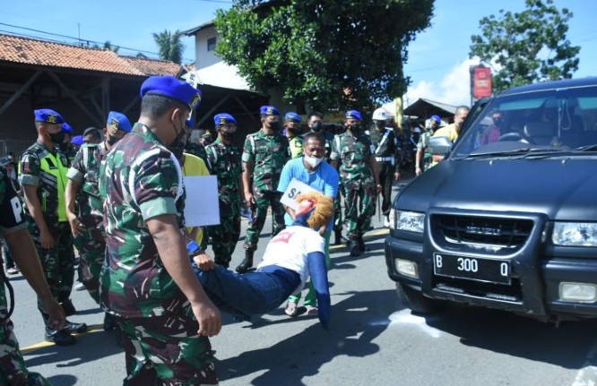 Prajurit TNI yang menjadi tersangka penabrakan dua warga sipil mengikuti rekonstruksi perkara di Nagreg, Bandung, Jawa Barat, Senin (3/1). Dinas Penerangan TNI AD/Antara - Image
