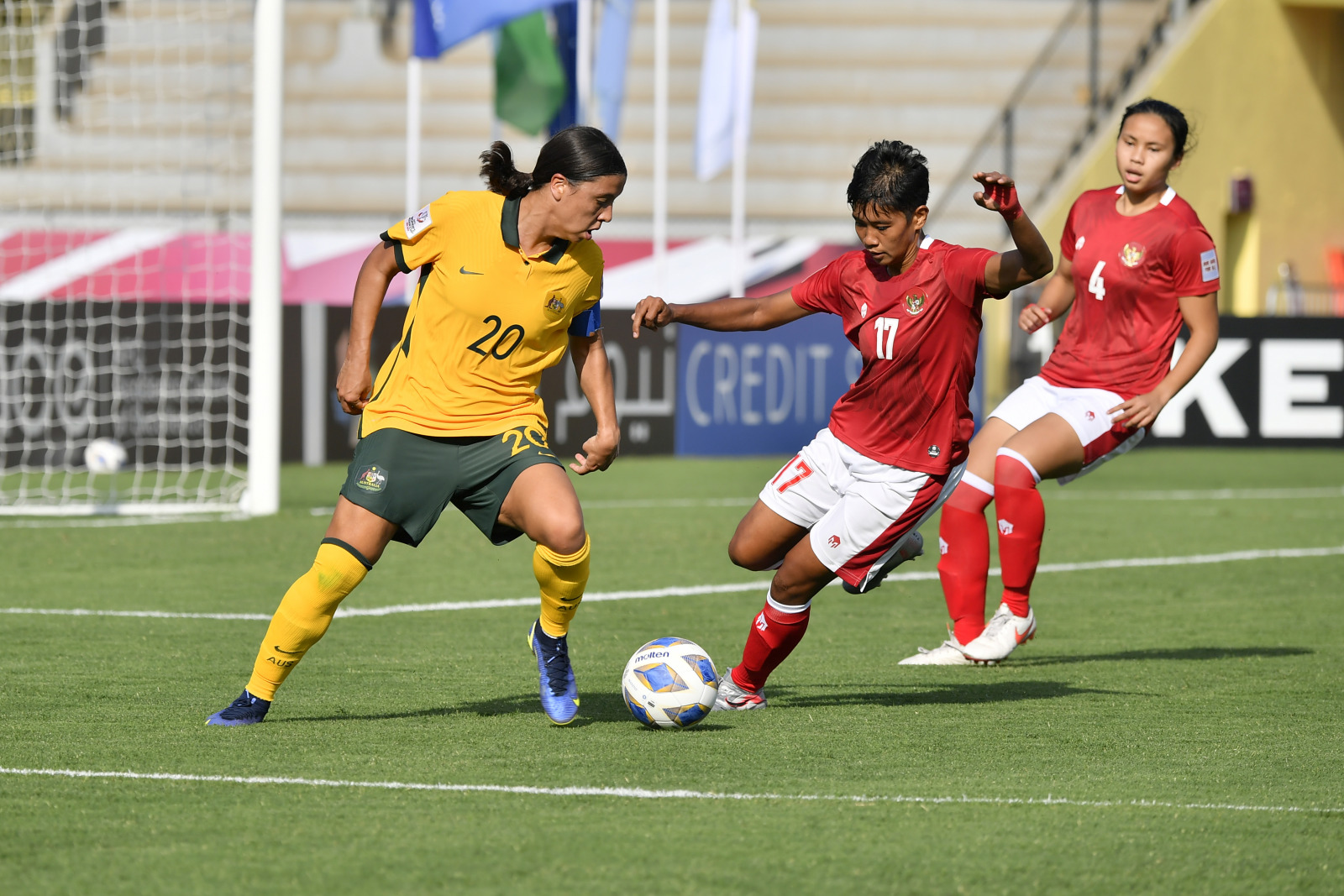 Sam Kerr (kiri) mencetak lima gol ke gawang Indonesia. - Image