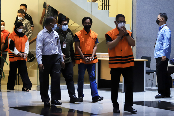 Bupati Penajam Paser Utara Abdul Gafur dihadirkan saat Konferensi Pers di Gedung KPK, Jakarta, Kamis (13/1/2021). Dalam OTT, KPK menetapkan Bupati Penajam Paser Utara Abdul Gafur Mas - Image