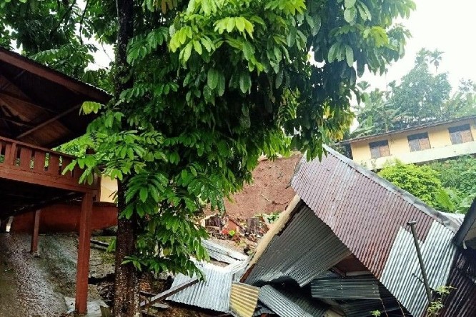 Longsoran tanah mengenai rumah warga di Kota Jayapura, Provinsi Papua. Antara - Image