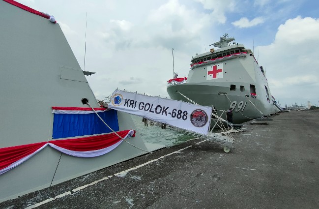 KRI dr Wahidin Sudirohusodo 991 dan KRI Golok 688. Rafika Yahya/JawaPos.com - Image