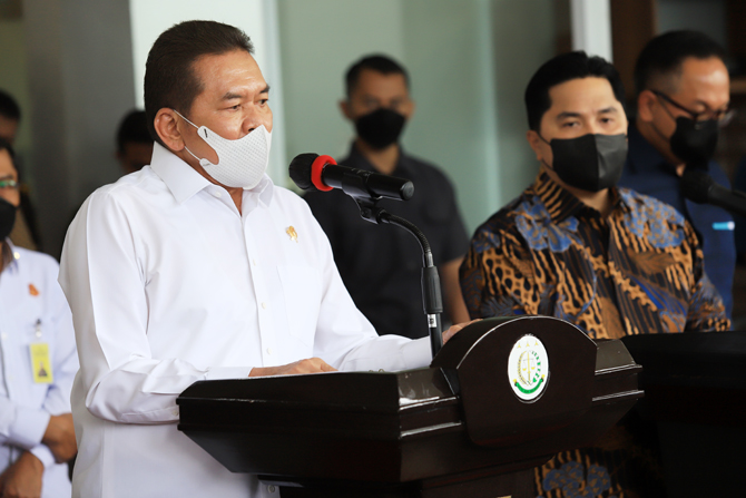 Menteri BUMN Erick Thohir dan Jaksa Agung ST Burhanuddin dalam konferensi pers di Gedung Kejaksaan Agung (Kejagung), Kebayoran Baru, Jakarta, Selasa (11/2/2022). Kedatangan Menteri BUMN Erick Thohir melaporkan dugaan korupsi di lingkungan PT Garuda Indon - Image