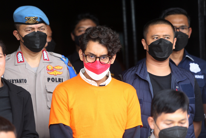Tersangka Artis Ardhito Pramono dihadirkan saat rilis kasus narkoba di Polres Jakarta Barat, Kamis (13/1/2022). Musisi sekaligus aktor Ardhito Pramono ditangkap dengan barang bukti berupa ganja seberat 4,80 gram dan 21 pil Alprazolam. Foto: Dery Ridwansah - Image