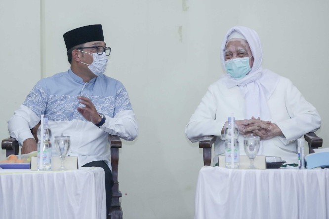 Gubernur Jawa Barat Ridwan Kamil (kiri) menemui Pengasuh Utama Pondok Pesantren Lirboyo Kediri KH Muhammad Anwar Mansyur. Alfian Rizal/JawaPos - Image