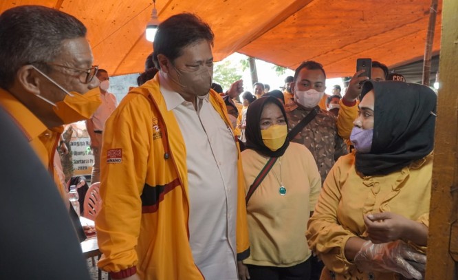 Ketua Umum DPP Partai Golkar yang juga Menko Pereonomian Airlangga Hartarto mendapatkan mengunjungi pelaku UMKM di Pantai Losari, Makassar - Image