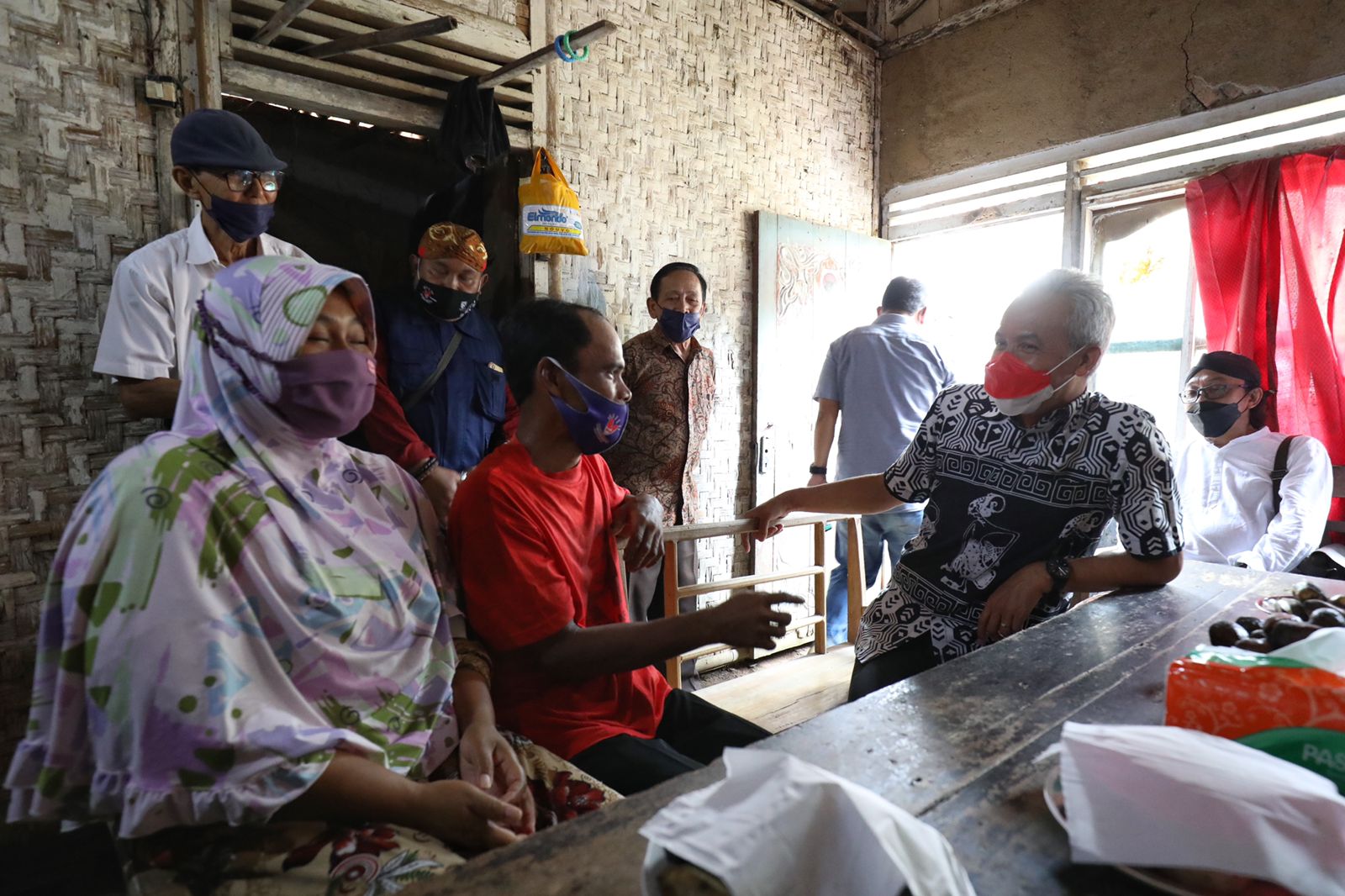 Gubernur Jawa Tengah, Ganjar Pranowo kembali merenovasi Rumah Tidak Layak Huni (RTLH) di Desa Gemuruh, Kecamatan Bawang, Kabupaten Banjarnegara, Jawa Tengah. (Istimewa) - Image