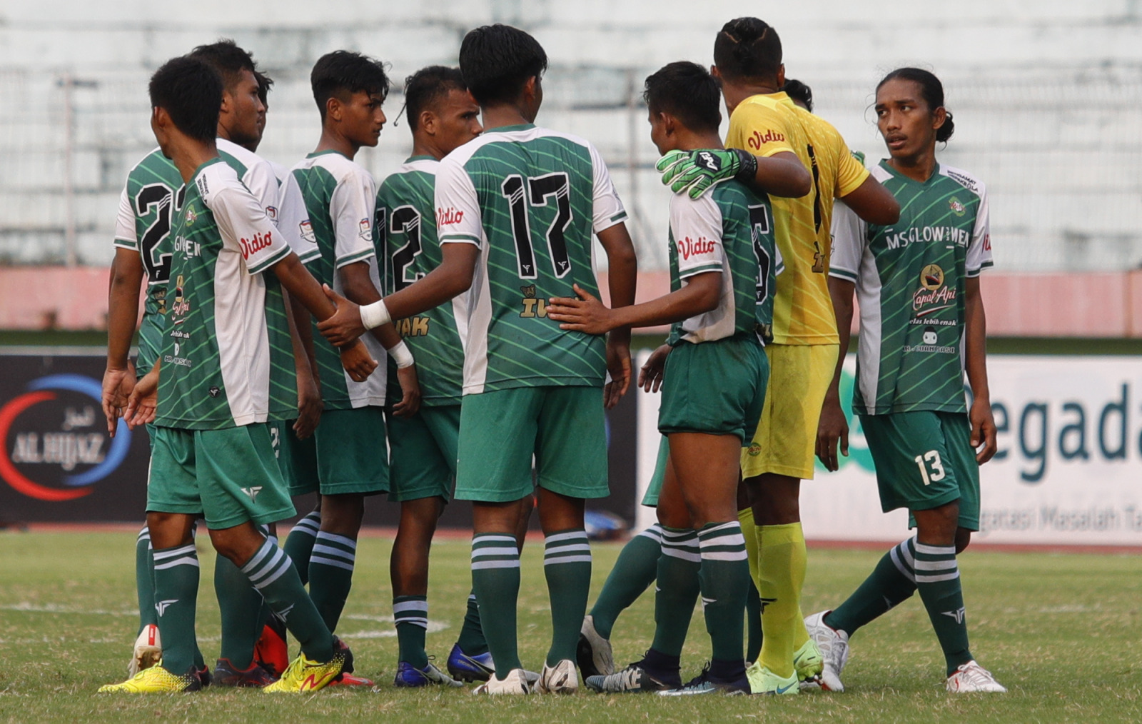 GANTI PENGELOLA: Pemain Mitra Surabaya saat bertanding melawan Deltras Sidoarjo di Liga 3 Regional Jatim. ANGGER BONDAN/JAWA POS - Image
