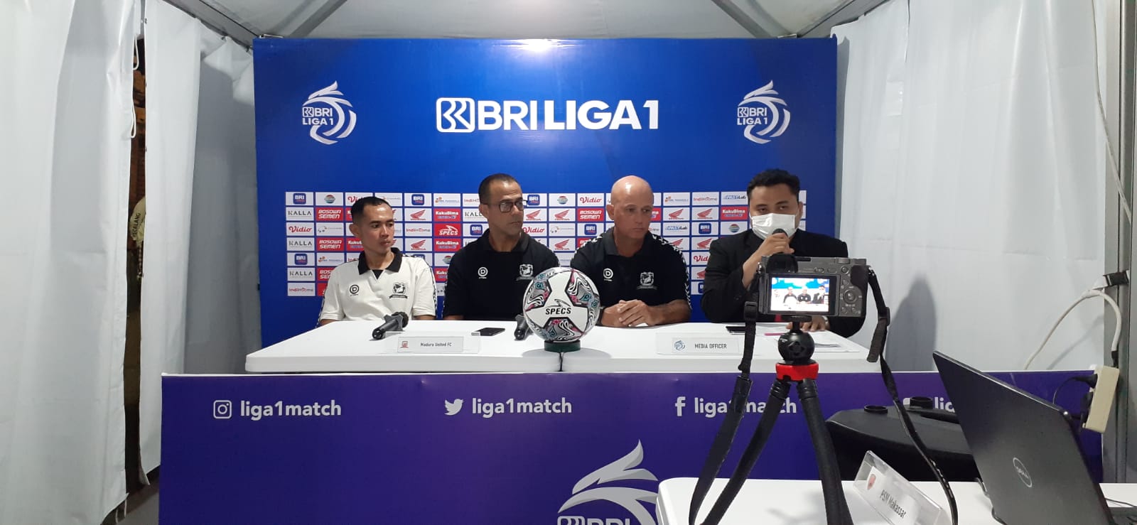 HARUS DIBENAHI: Suasana jumpa pers dalam tenda di Stadion Kompyang Sujana, Denpasar setelah pertandingan tadi malam. TAUFIQ ARDYANSYAH/JAWA POS - Image