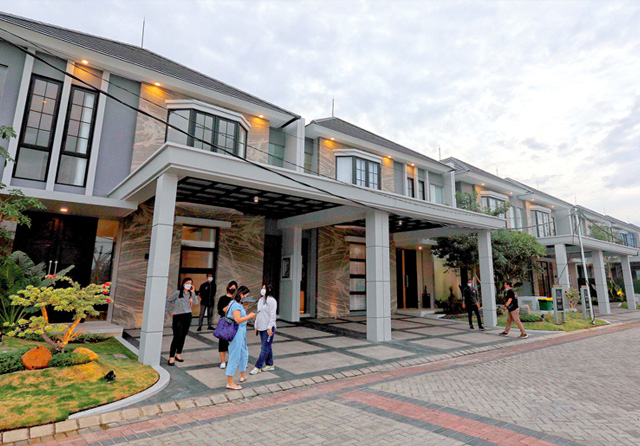 HUNIAN ANYAR: Pengembangan klaster baru di perumahan kawasan Surabaya Timur. Rumah baru mulai dilirik para investor seiring menipisnya stok hunian secondary yang dijual dengan harga murah. (Puguh Sujiatmiko/Jawa Pos) - Image